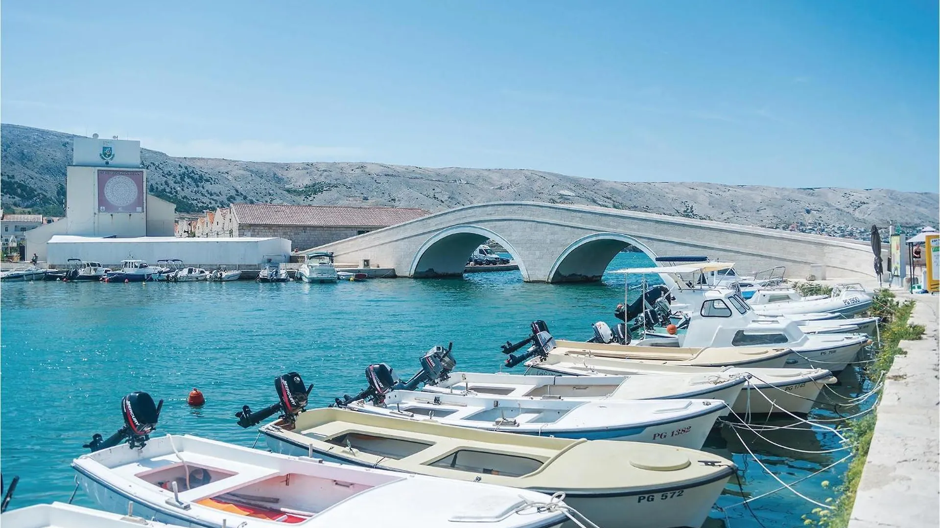 Beautiful Apartment In Pag With Kitchen  Pag Town